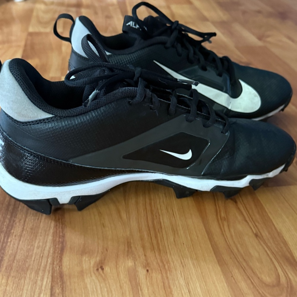 Men’s size 9W Nike Football Cleats